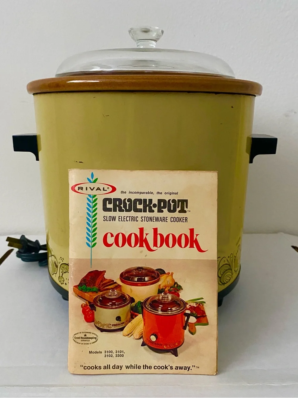 Vintage Rival Crock-Pot Harvest Gold Slow Cooker. 3.5 Qt.